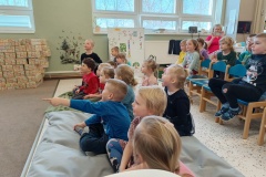 Divadélko  Kos   "Zajíčku, slepičko, čípak je to vajíčko?"